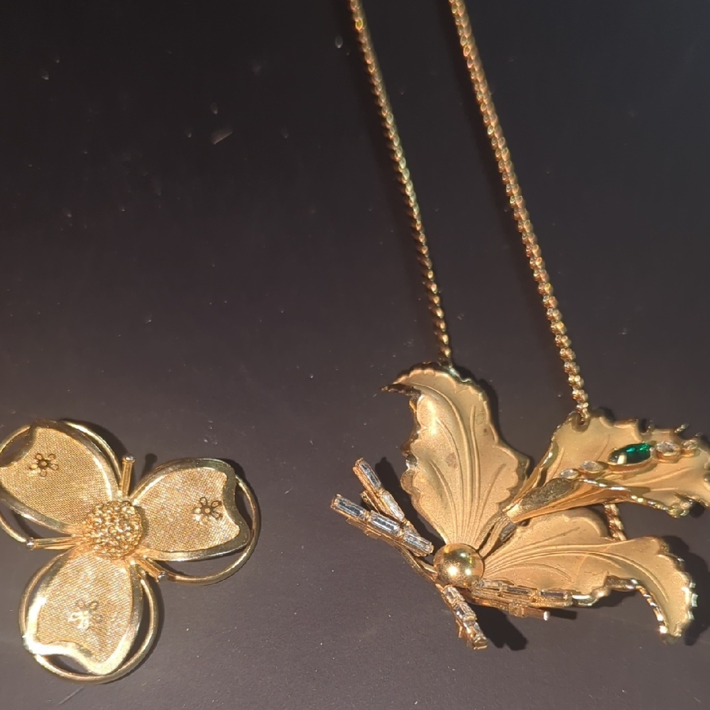 Very Vintage Gold Flower Brooch And Necklace Set